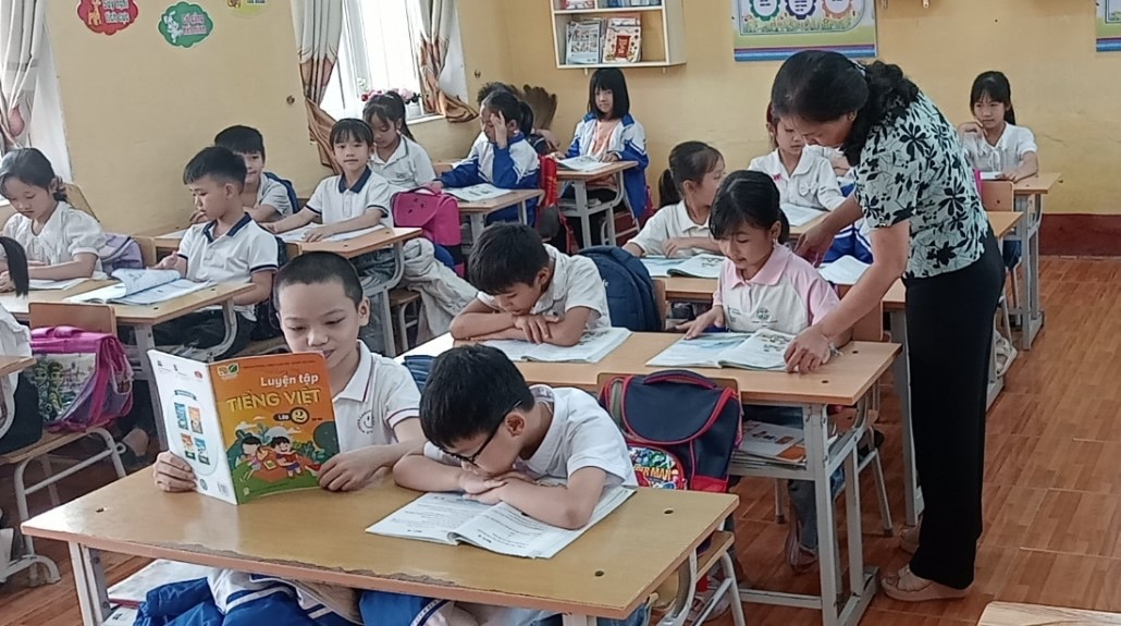 Sáng 1-4, học sinh Trường tiểu học Nguyễn Bá Ngọc, thị trấn Triệu Sơn đã trở lại trường học - Ảnh: HÀ ĐỒNG