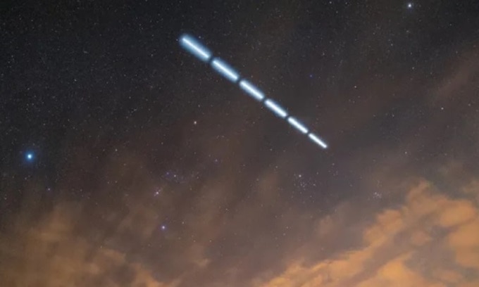Vệt sáng cách quãng tạo bởi tầng thứ hai của tên lửa Falcon 9 rơi xuống Trái Đất. Ảnh: Jeremy Perez