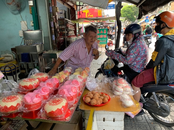 Người dân mua bánh cúng Tết Thanh Minh ở chợ Phùng Hưng, quận 5, TP HCM, sáng 3/4. Ảnh: Quỳnh Trần