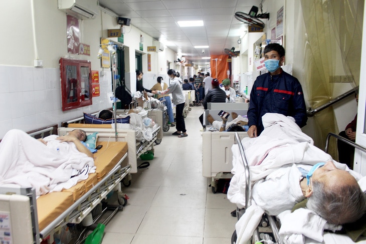 Mỗi năm Bệnh viện Việt Đức phẫu thuật trên 75.000 ca. Chuyện Bệnh viện Việt Đức thiếu vật tư, bệnh nhân phải chờ mổ đến nửa năm râm ran trên báo suốt hai tuần nay - Ảnh: DƯƠNG LIỄU