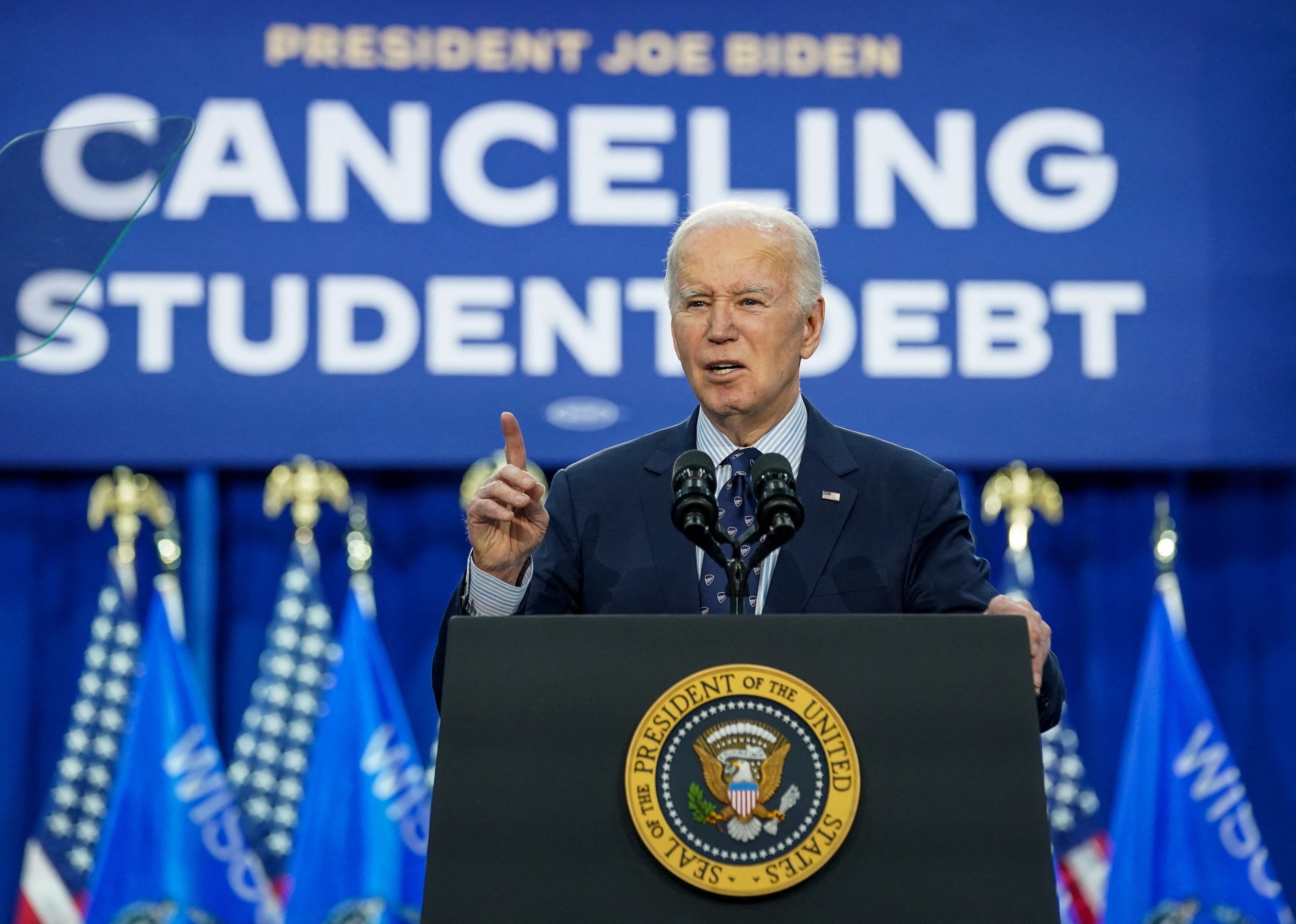 Tổng thống Biden đề xuất giảm nợ cho hơn 30 triệu người Mỹ- Ảnh 1.