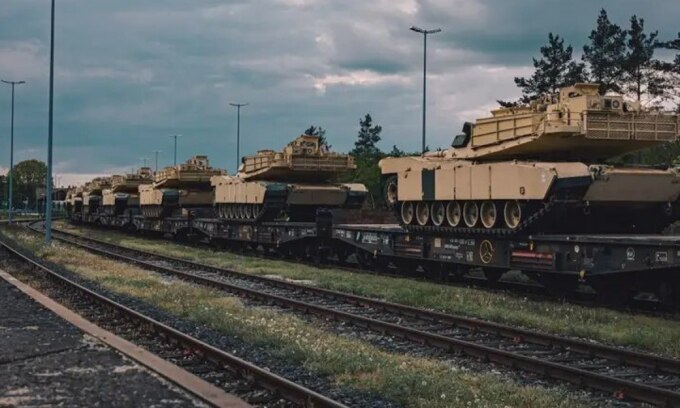 Xe tăng M1 Abrams Mỹ đang được vận chuyển tới Đức để huấn luyện binh sĩ Ukraine tháng 5/2023. Ảnh: Vệ binh Quốc gia Mỹ