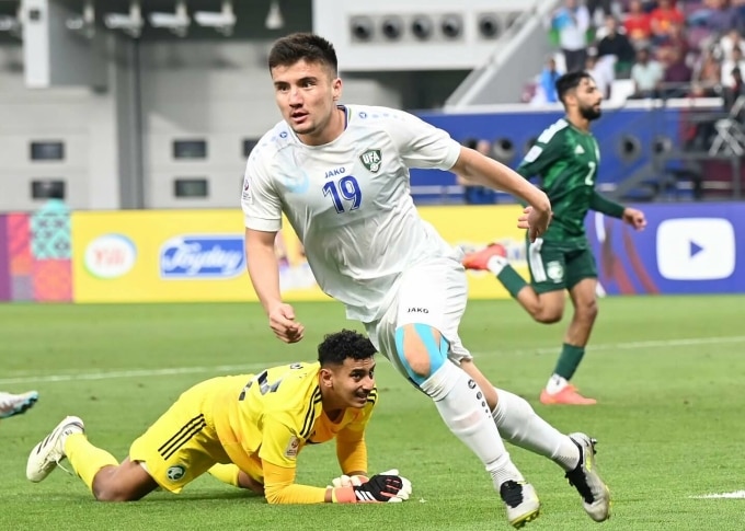 Norchaev (áo trắng) mở tỷ số cho Uzbekistan ở trận thắng Arab Saudi 2-0 tại tứ kết U23 châu Á 2024. Ảnh: UFA