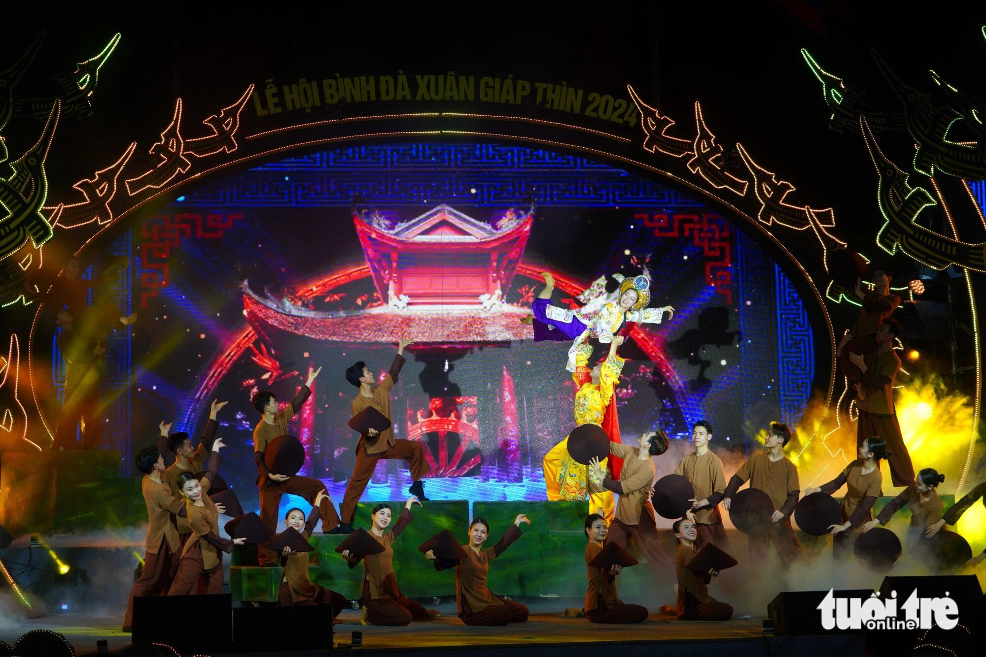 Màn trình diễn nghệ thuật ấn tượng trong đêm khai hội Bình Đà năm 2024 - Ảnh: HẰNG NGA