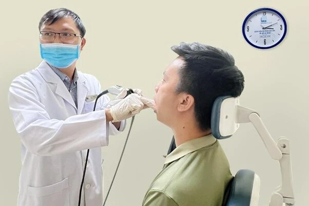 Thạc sĩ - bác sĩ CKI Trương Tấn Phát nội soi họng cho một người bệnh
