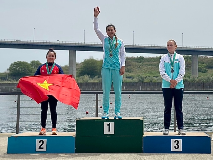 Nguyễn Thị Hương (trái) giành HC bạc và suất dự Olympic nội dung canoeing nước rút C1 200 m. Ảnh: Canoeing & Rowing Việt Nam