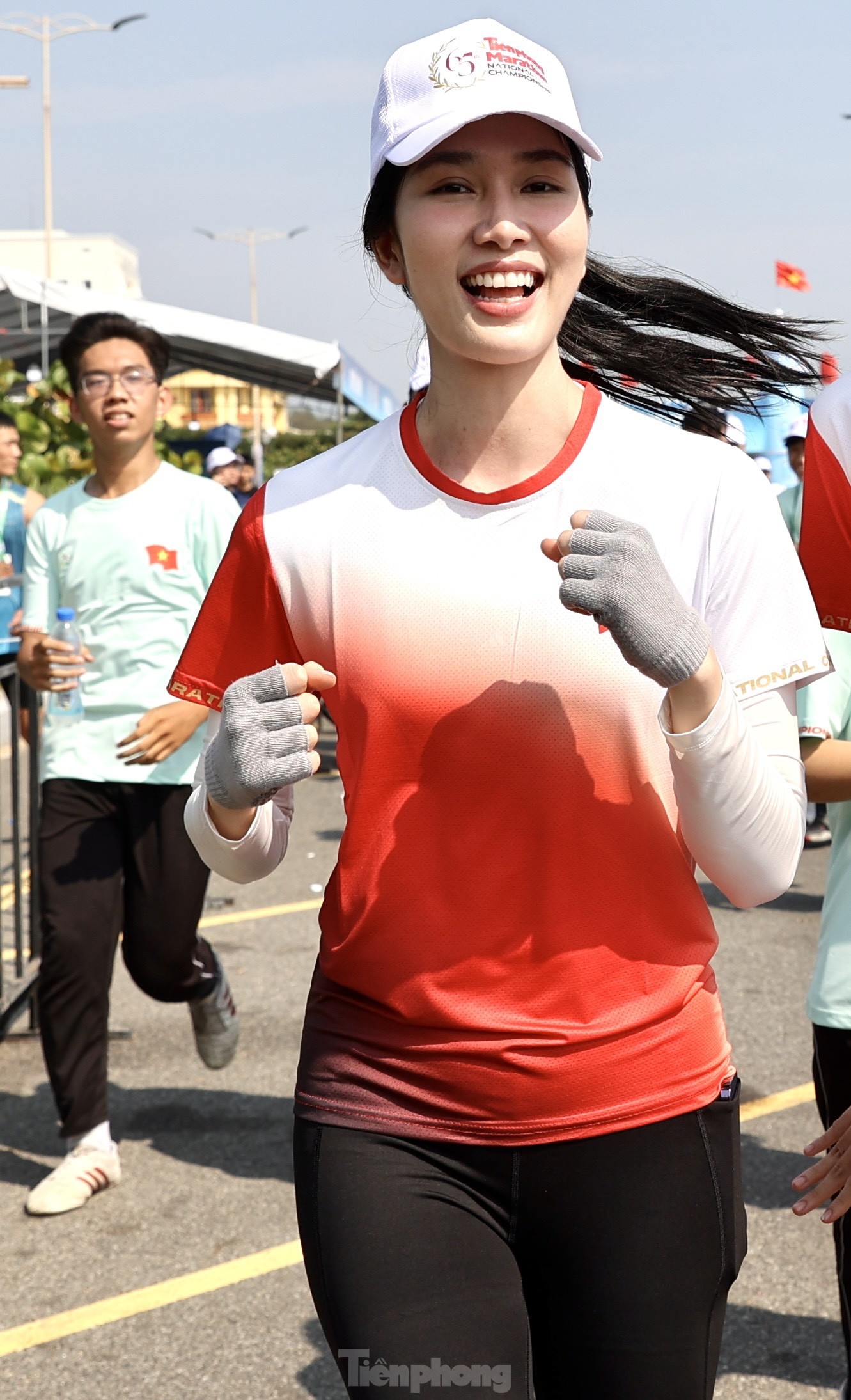 Vợ chồng Á hậu Phương Anh chạy 10km, Hoa khôi Thúy Vi về đích nhẹ nhàng ở Tiền Phong Marathon 2024 ảnh 2