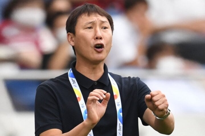 Ông Kim Sang-sik từng là tuyển thủ quốc gia Hàn Quốc, thi đấu ở vị trí trung vệ và có thời gian làm việc với HLV Park Hang Seo. Kim Sang-sik từng vô địch K-League 5 lần (2001, 2002, 2006 với Seongnam Ilhwa và 2009, 2011 với Jeonbuk Hyundai Motors).Trong 3 năm làm huấn luyện viên, ông Kim Sang-sik từng giúp Jeonbuk vô địch K-League năm 2021, Cúp Quốc gia Hàn Quốc và vào bán kết AFC Champions League 2022.