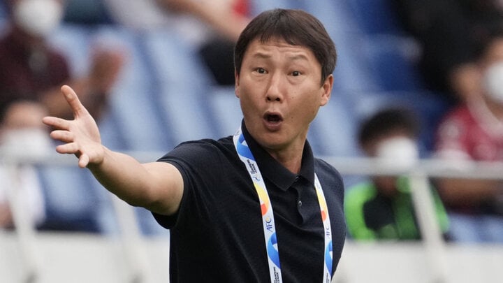 Đánh giá chung về HLV Kim Sang-sik: Kinh nghiệm ít, chưa từng dẫn dắt đội tuyển quốc gia, thành tích tốt, quen với môi trường bóng đá châu Á.