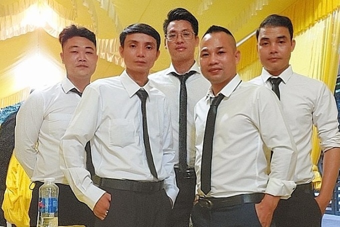 Anh Thanh (ngoài cùng bên phải) cùng các thành viên trong đoàn bát âm họ Kiều đến phục vụ tang lễ cho một gia đình ở Hà Nội năm 2023. Ảnh: Nhân vật cung cấp