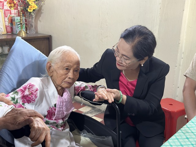 Lãnh đạo TP.HCM thăm hỏi sức khỏe và tặng quà những cựu chiến sĩ Điện Biên năm xưa - Ảnh 2.