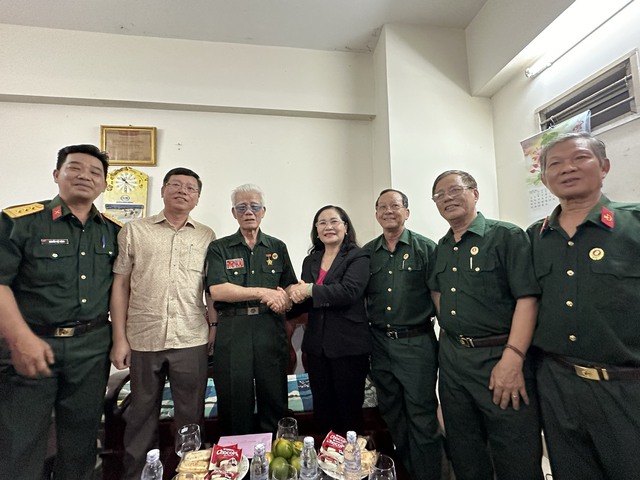 Lãnh đạo TP.HCM thăm hỏi sức khỏe và tặng quà những cựu chiến sĩ Điện Biên năm xưa - Ảnh 3.