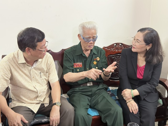Lãnh đạo TP.HCM thăm hỏi sức khỏe và tặng quà những cựu chiến sĩ Điện Biên năm xưa - Ảnh 4.