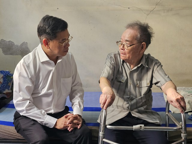 Lãnh đạo TP.HCM thăm hỏi sức khỏe và tặng quà những cựu chiến sĩ Điện Biên năm xưa - Ảnh 6.