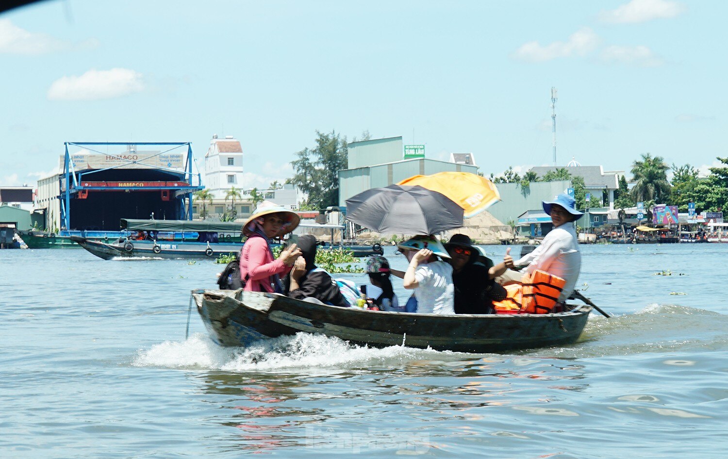 Толпы людей заполонили остров посреди реки Хау по случаю 30 апреля -  Vietnam.vn