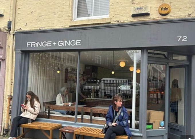 Bên ngoài quán cà phê Fringe và Ginge ở TP Canterbury, Anh. Ảnh: Daily Mail