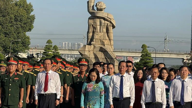 Đoàn đại biểu Thành phố Hồ Chí Minh dâng hương tưởng niệm các Anh hùng Liệt sĩ ảnh 2