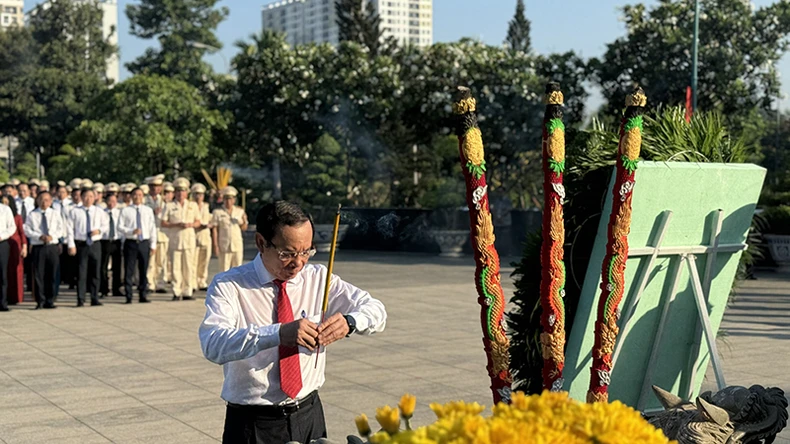 Đoàn đại biểu Thành phố Hồ Chí Minh dâng hương tưởng niệm các Anh hùng Liệt sĩ ảnh 3