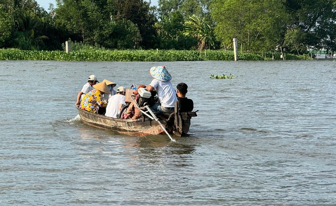 Một ghe nhỏ chở khách rời bến ra sông Hậu để về TX Bình Minh. Ảnh: An Bình