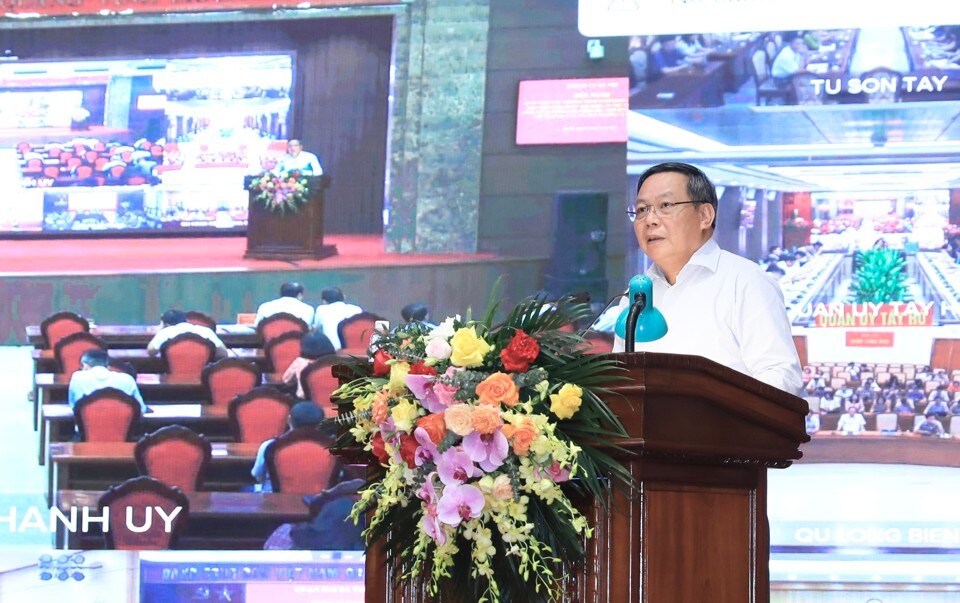 Ph&oacute; B&iacute; thư Th&agrave;nh ủy Nguyễn Văn Phong ph&aacute;t biểu kết luận hội nghị.
