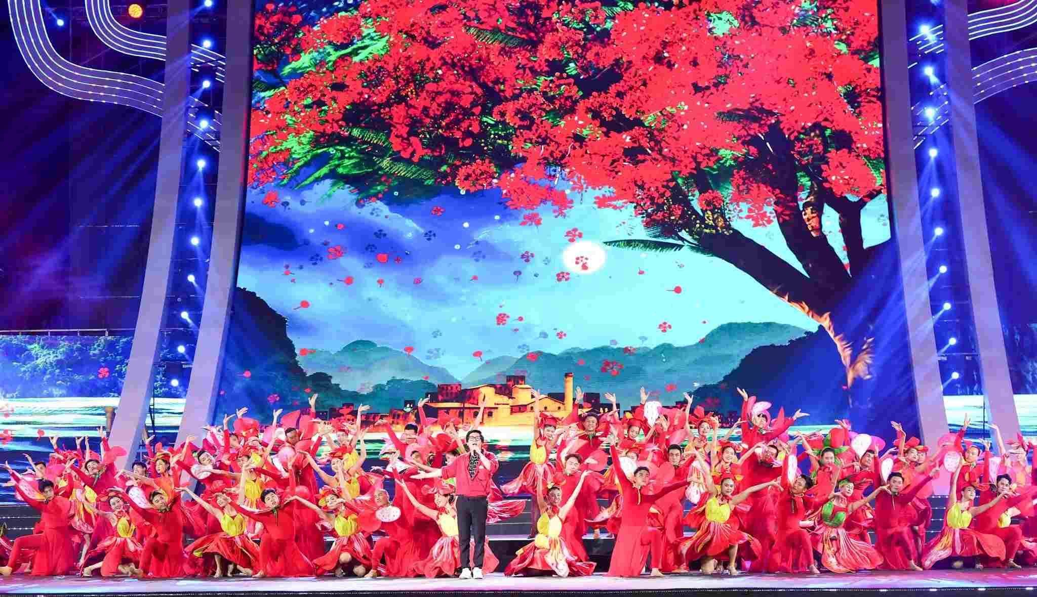 Revealing the majestic stage of the opening night of Hai Phong Red