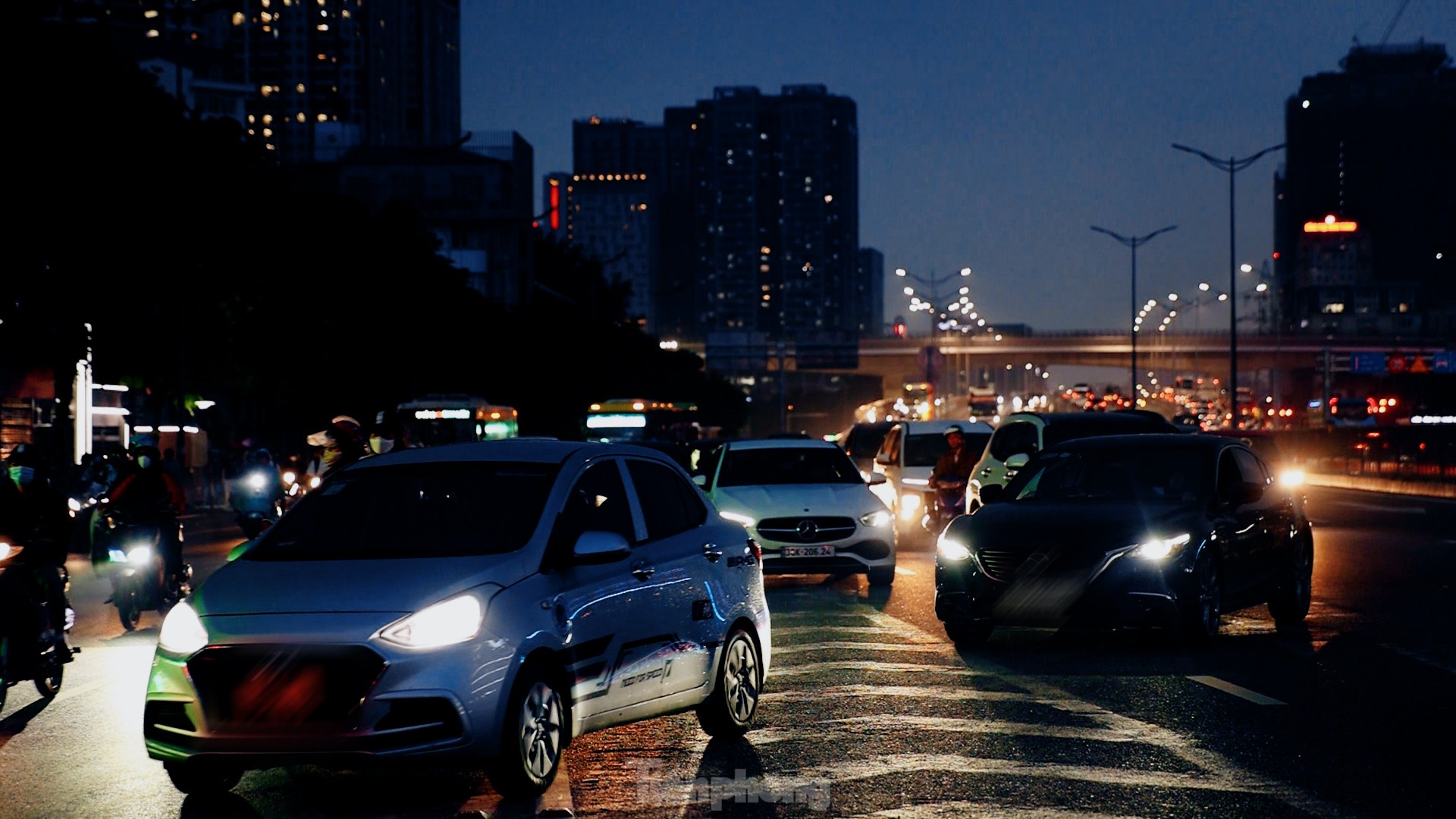Thông xe cầu vượt Mai Dịch, vì sao giao thông vẫn hỗn loạn? ảnh 6