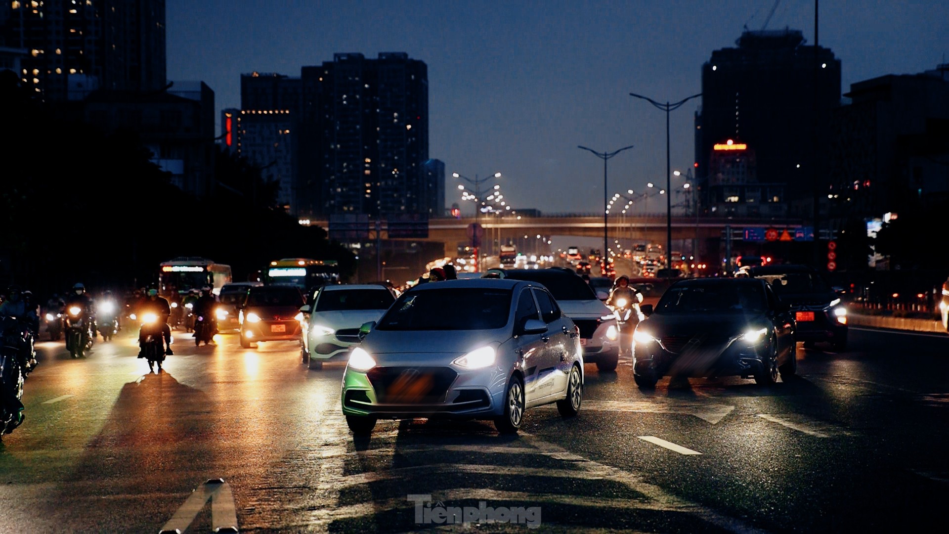 Thông xe cầu vượt Mai Dịch, vì sao giao thông vẫn hỗn loạn? ảnh 8