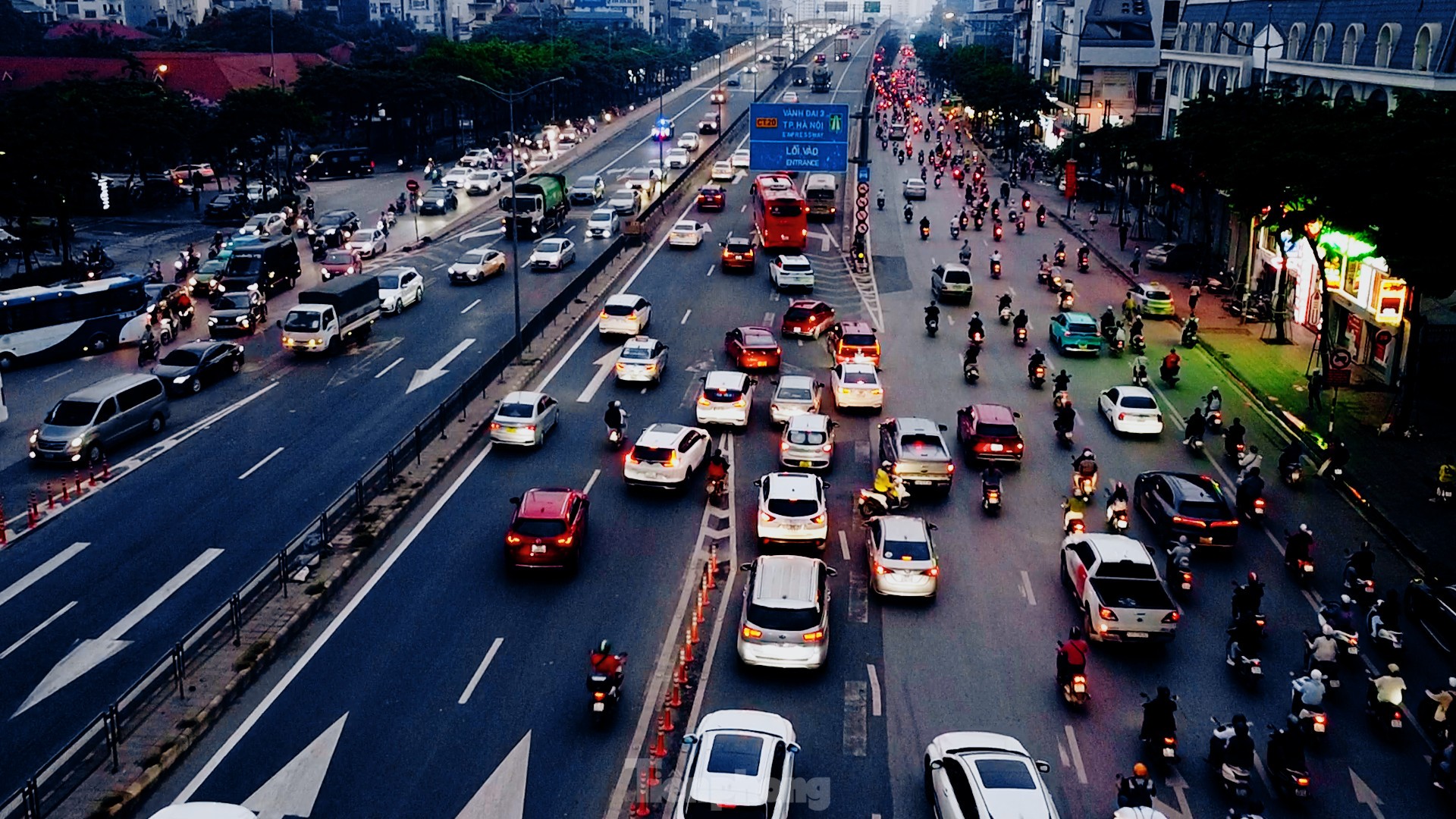 Thông xe cầu vượt Mai Dịch, vì sao giao thông vẫn hỗn loạn? ảnh 10