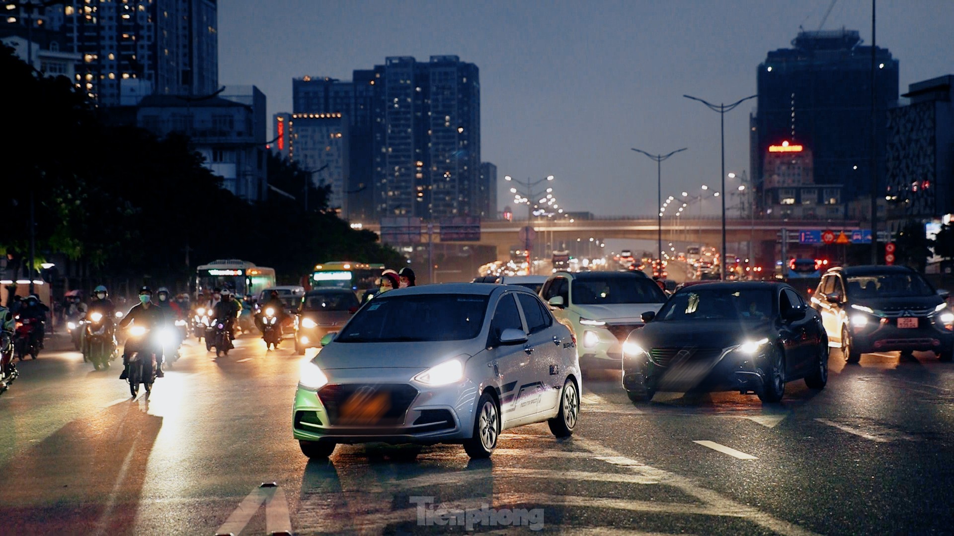Thông xe cầu vượt Mai Dịch, vì sao giao thông vẫn hỗn loạn? ảnh 9