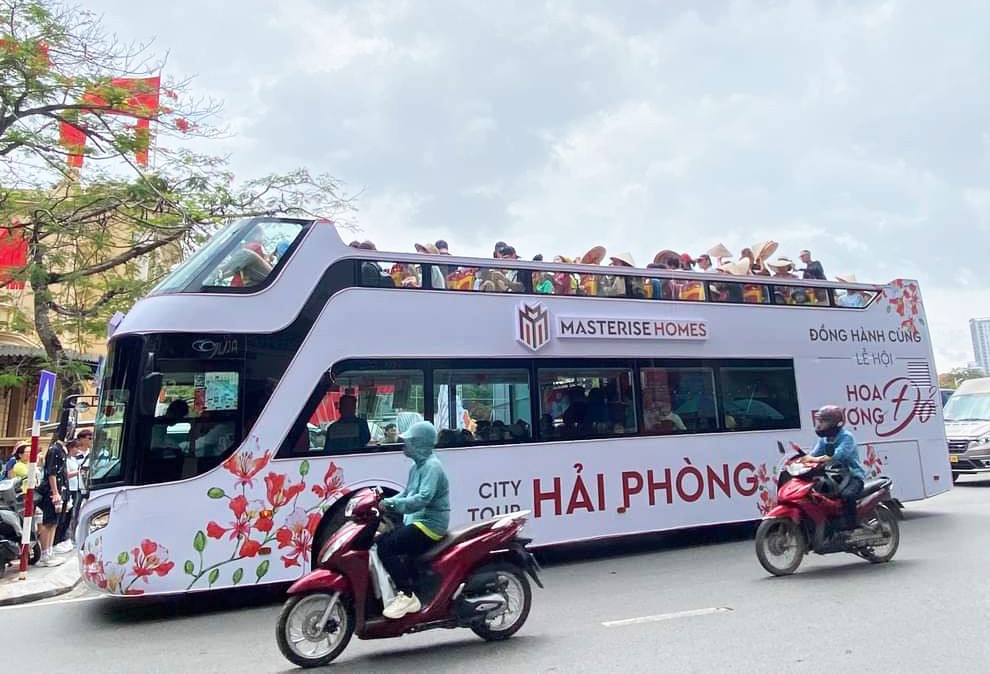 Người dân trải nghiệm ngắm thành phố Hải Phòng bằng xe buýt 2 tầng phục vụ miễn phí từ ngày 11 đến 12-5 - Ảnh: T. THẮNG