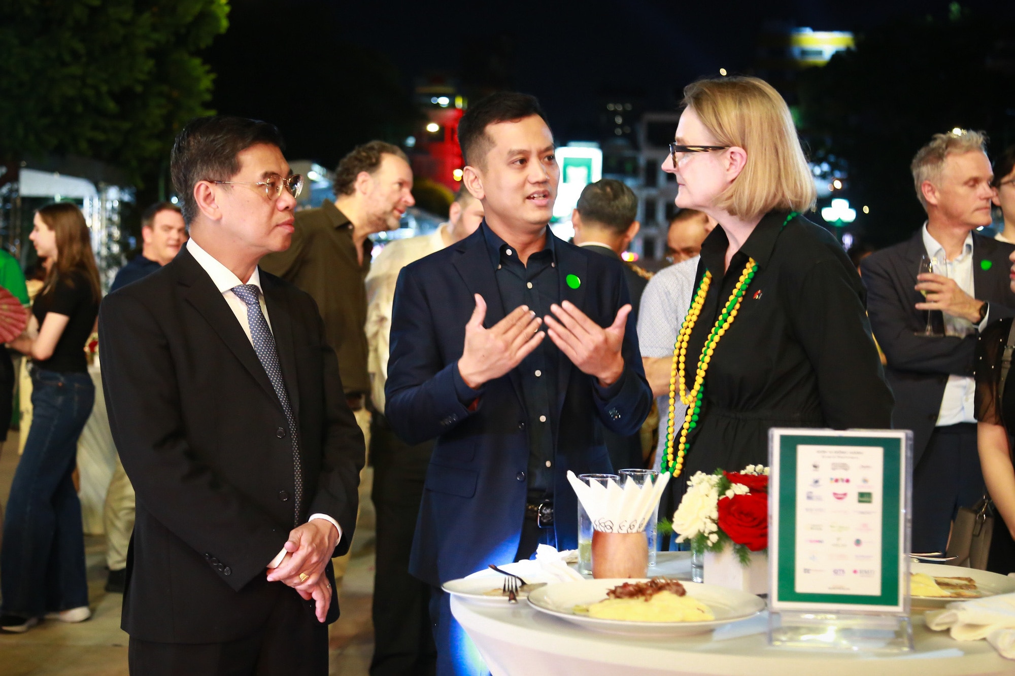 Ông Nguyễn Văn Dũng, đầu bếp người Úc gốc Việt Tommy Phạm và bà Sarah Hoope, Tổng lãnh sự Úc tại TP.HCM, trao đổi tại lễ khai mạc