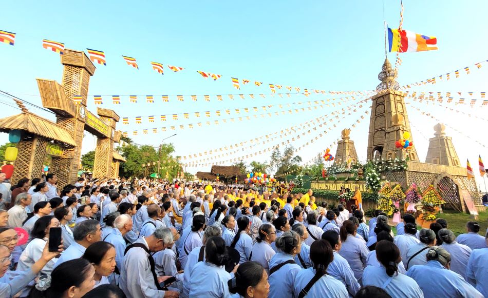 Phật tử đến dự lễ Phật đản PL.2568 được tổ chức ở chùa An Trú. Ảnh: Công Danh.