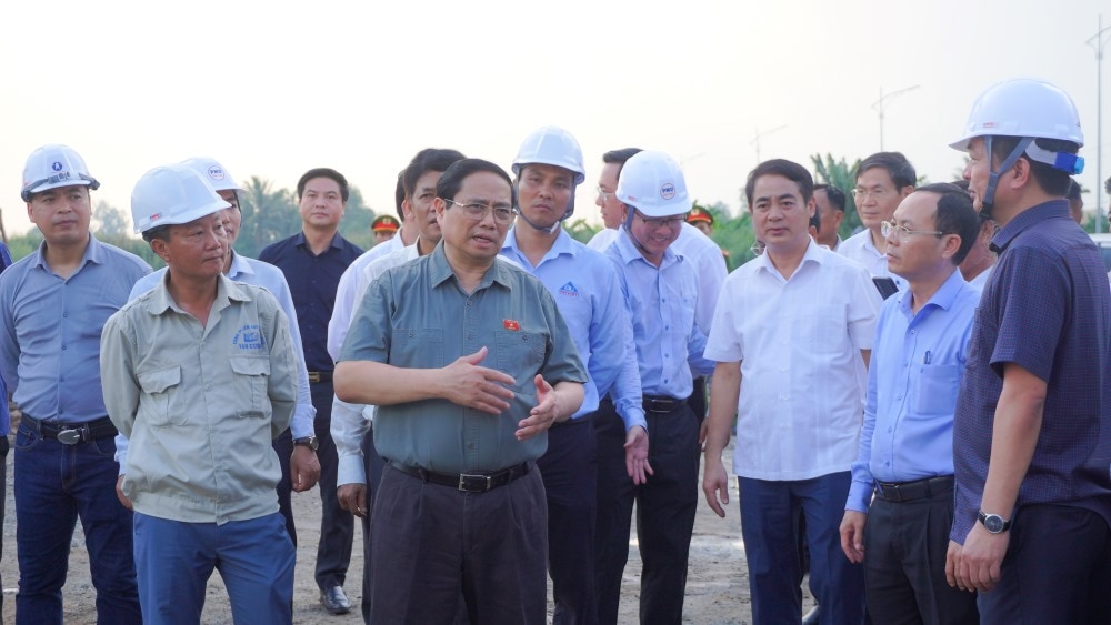 Thủ tướng trao đổi với các đơn vị liên quan khi khảo sát dự án tuyến đường cao tốc Châu Đốc - Cần Thơ - Sóc Trăng. Ảnh: Tạ Quang
