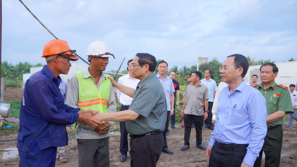 Thủ tướng Phạm Minh Chính động viên công nhân thi công cao tốc. Ảnh: Tạ Quang