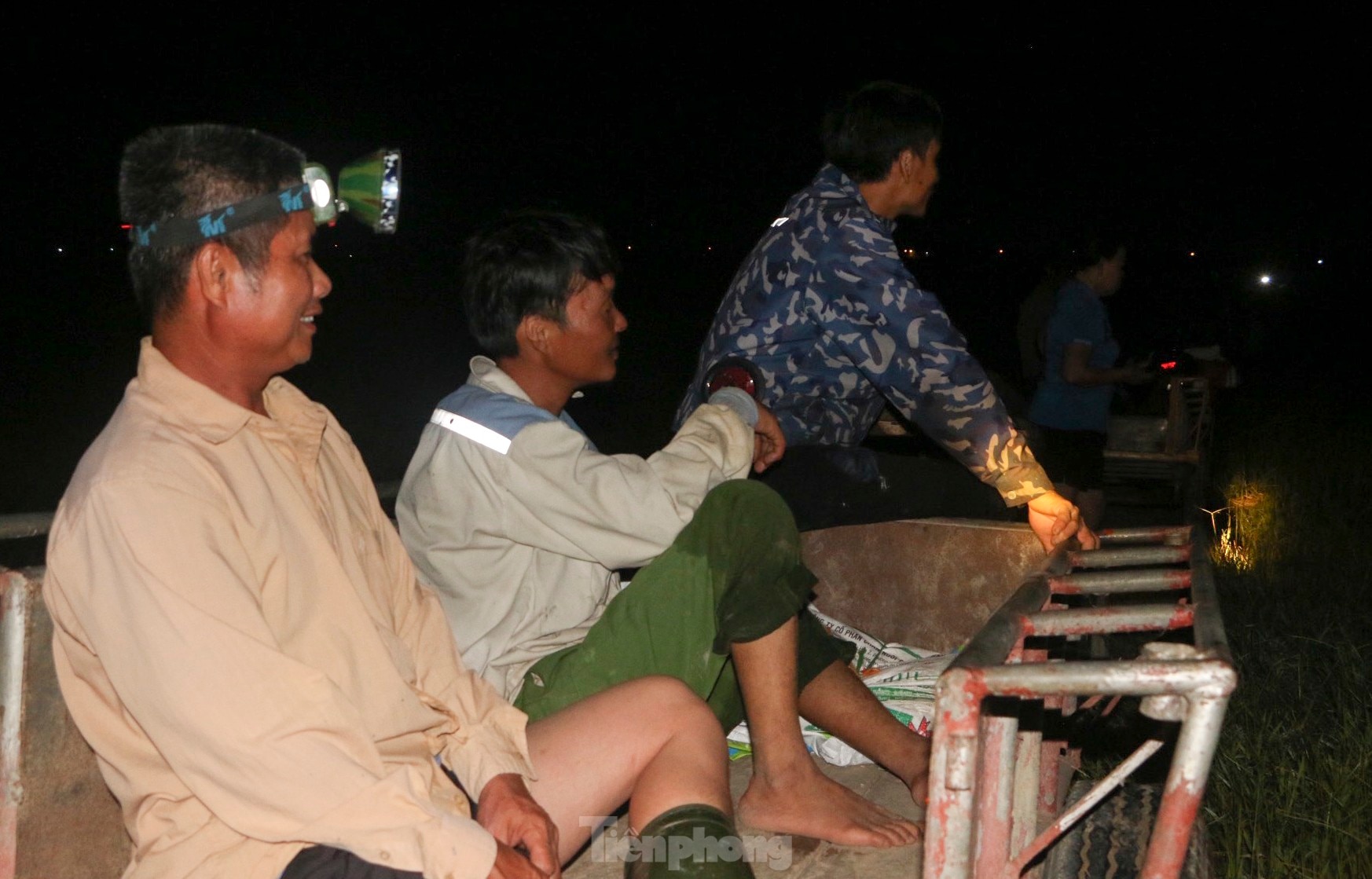 Nông dân Hà Tĩnh đội đèn gặt lúa trong đêm để tránh nắng ảnh 8