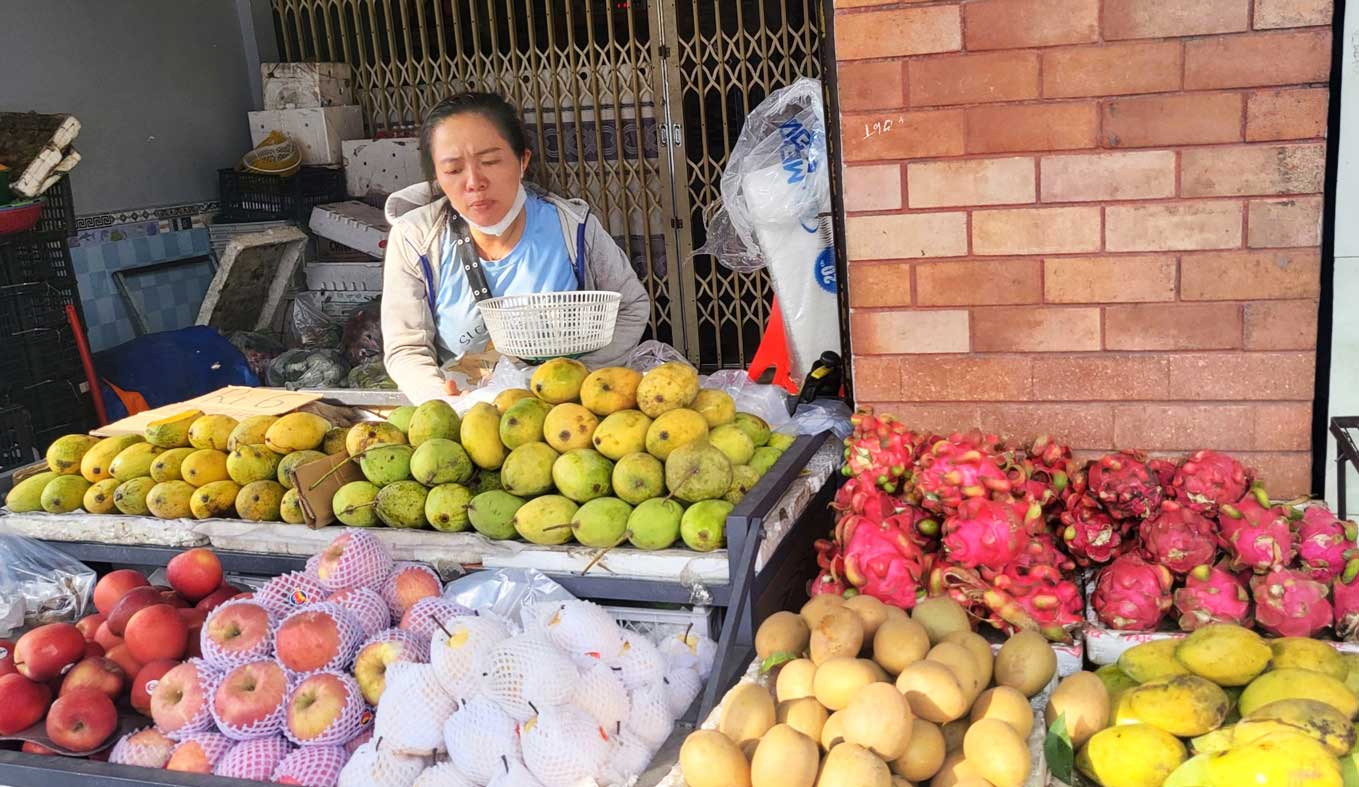 Vào mùa thu hoạch, giá một số loại trái cây giảm mạnh. Ảnh: Mỹ Ly