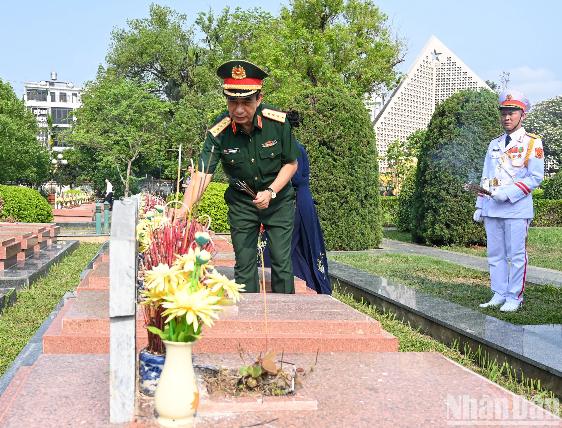 [Ảnh] Lãnh đạo Đảng, Nhà nước dâng hương, tưởng niệm các Anh hùng, liệt sĩ tại thành phố Điện Biên Phủ ảnh 11