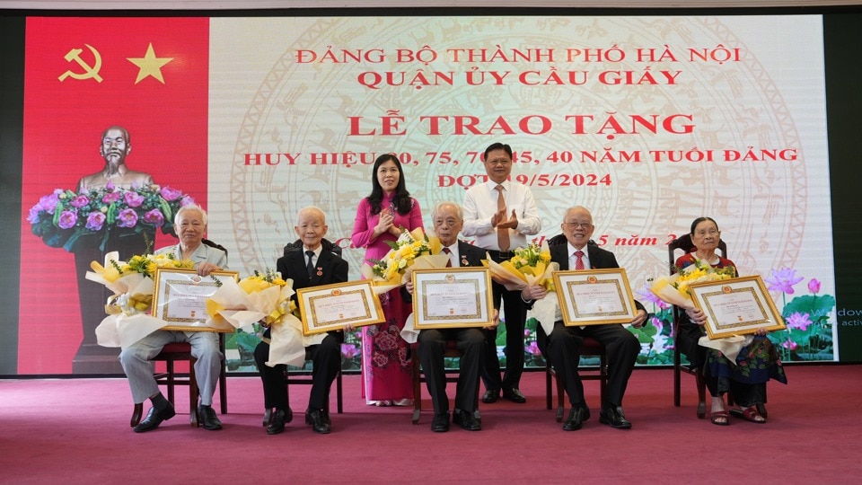 Trưởng Ban Tổ chức Thành ủy Hà Nội Vũ Đức Bảo và Bí thư Quận uỷ Cầu Giấy Trần Thị Phương Hoa trao Huy hiệu Đảng và chúc mừng các đảng viên được nhận Huy hiệu 75 năm tuổi Đảng.