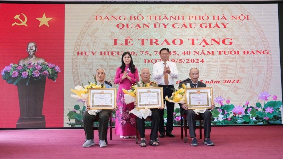 Trưởng Ban Tổ chức Thành uỷ Hà Nội Vũ Đức Bảo và Bí thư Quận uỷ Cầu Giấy Trần Thị Phương Hoa trao Huy hiệu Đảng và chúc mừng các đảng viên được nhận Huy hiệu 70 năm tuổi Đảng.