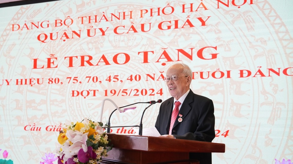 Đồng chí Hà Ký (90 tuổi, đảng viên 75 năm tuổi Đảng, sinh hoạt tại Chi bộ số 8, Đảng bộ phường Nghĩa Đô) phát biểu tại buổi lễ.