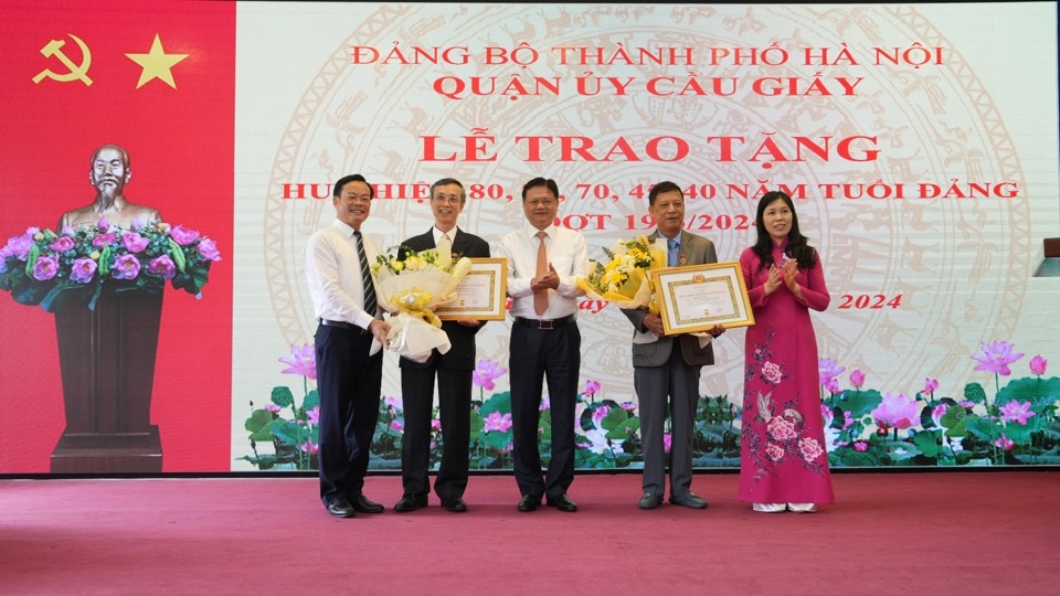 Trưởng ban Tổ chức Thành ủy Vũ Đức Bảo và lãnh đạo quận Cầu Giấy trao Huy hiệu Đảng và chúc mừng các đảng viên nhận Huy hiệu 45, 40 năm tuổi Đảng.