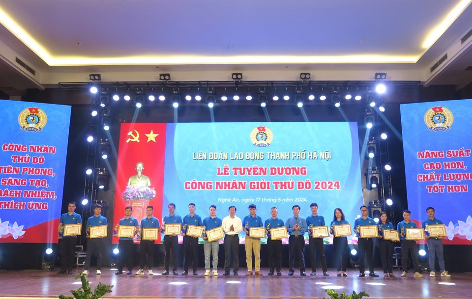 Các đại biểu tham dự chương trình trao Bằng khen của UBND TP cho các Công nhân giỏi Thủ đô 2024