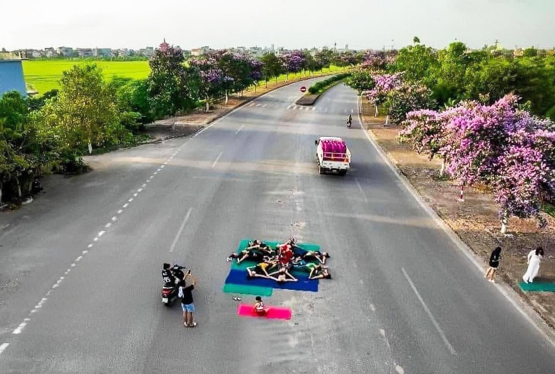 Hình ảnh nhóm phụ nữ nằm, ngồi chụp hình bất chấp xe cộ qua lại khiến cộng đồng mạng xôn xao - Ảnh: Facebook Quê tôi Thái Bình