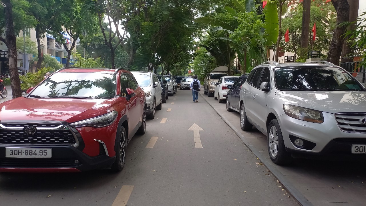 Cận cảnh các tuyến đường đi bộ tại Hà Nội thành bãi trông xe, tập kết rác ảnh 9