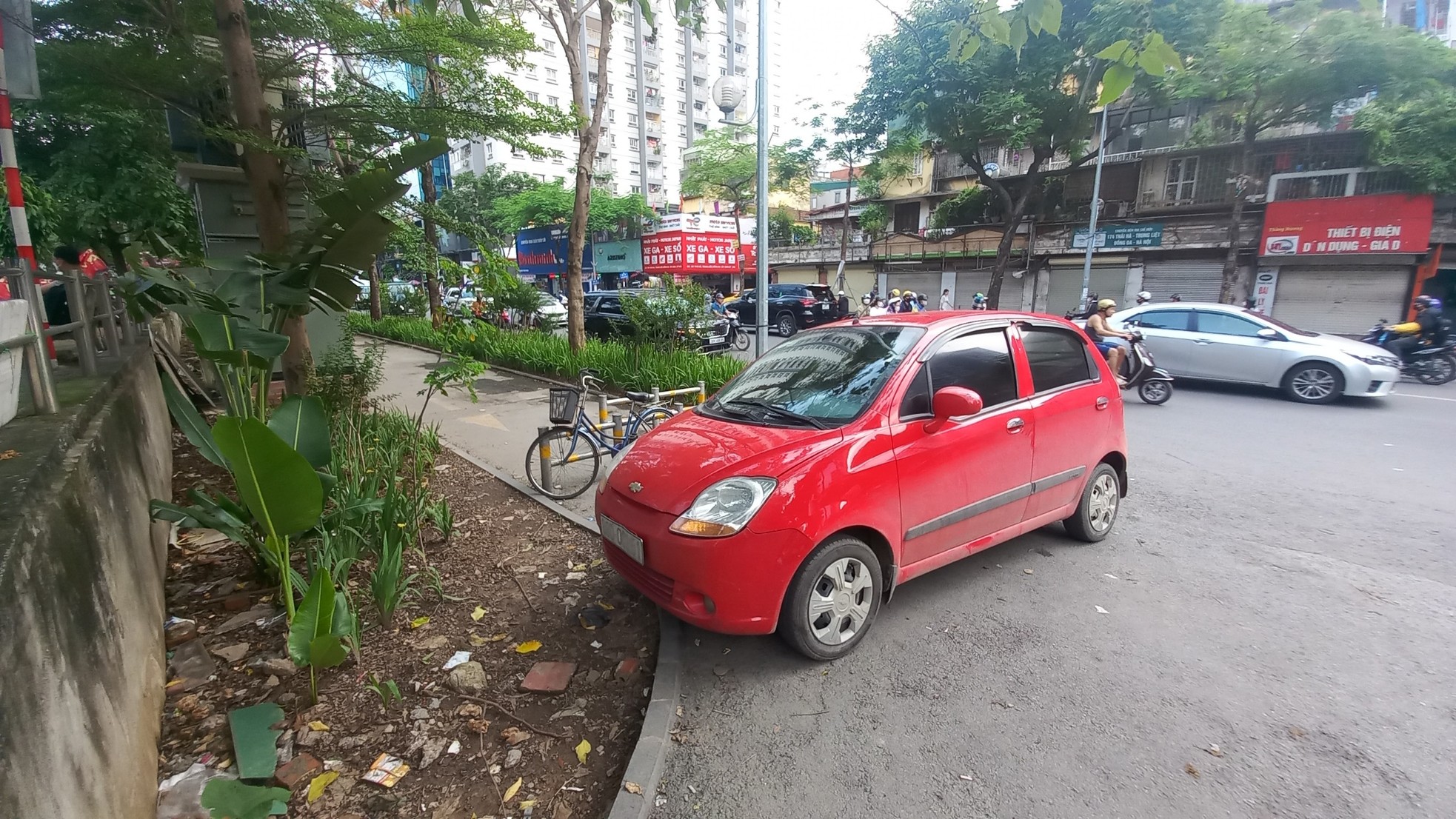 Cận cảnh các tuyến đường đi bộ tại Hà Nội thành bãi trông xe, tập kết rác ảnh 10