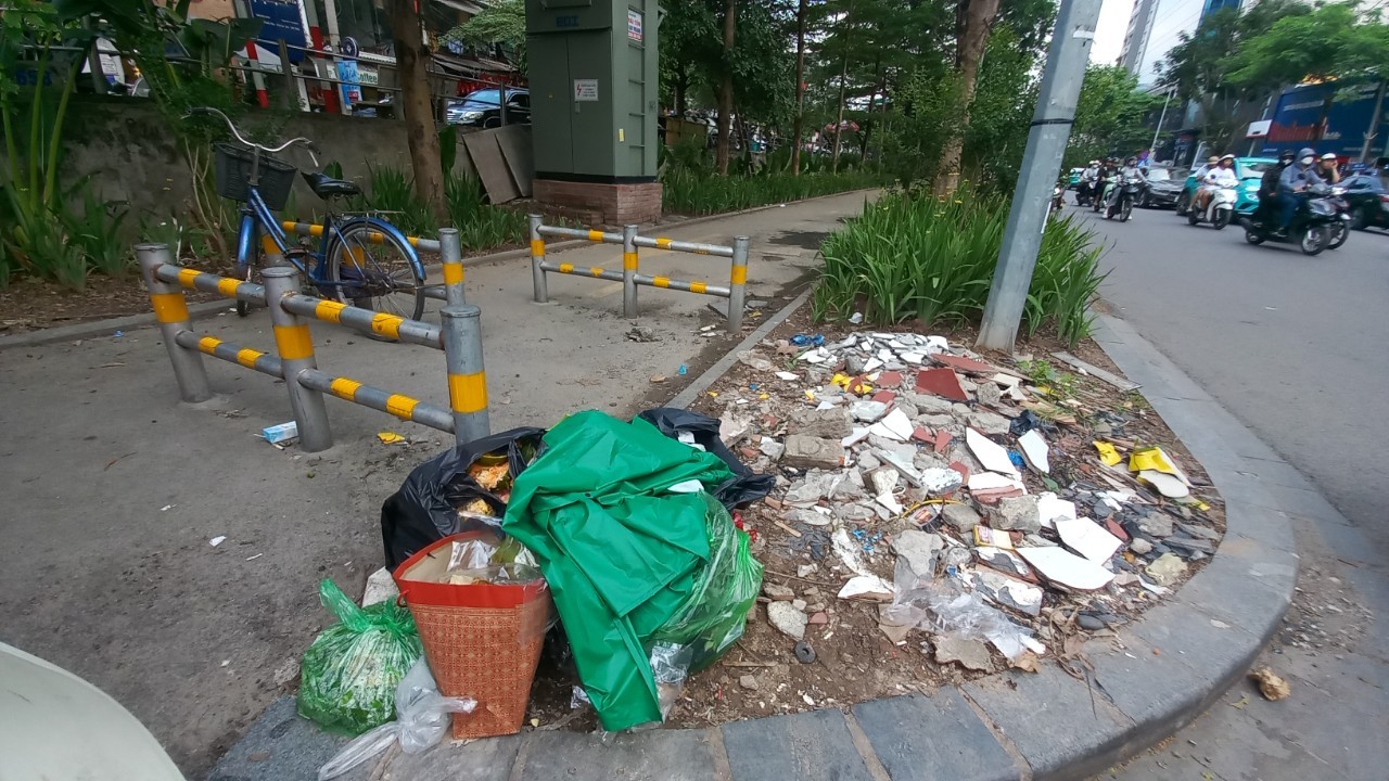 Cận cảnh các tuyến đường đi bộ tại Hà Nội thành bãi trông xe, tập kết rác ảnh 12