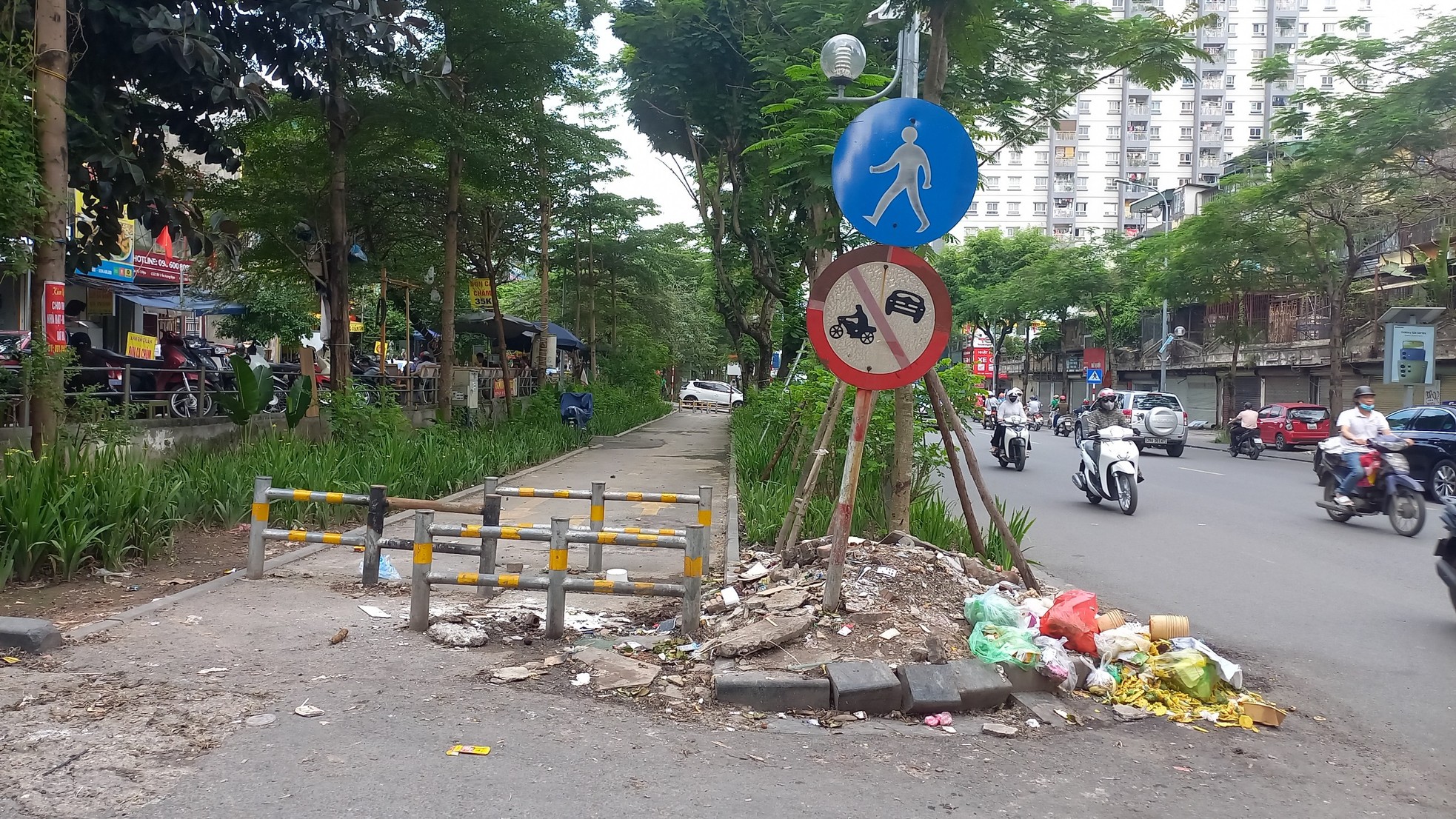 Cận cảnh các tuyến đường đi bộ tại Hà Nội thành bãi trông xe, tập kết rác ảnh 11