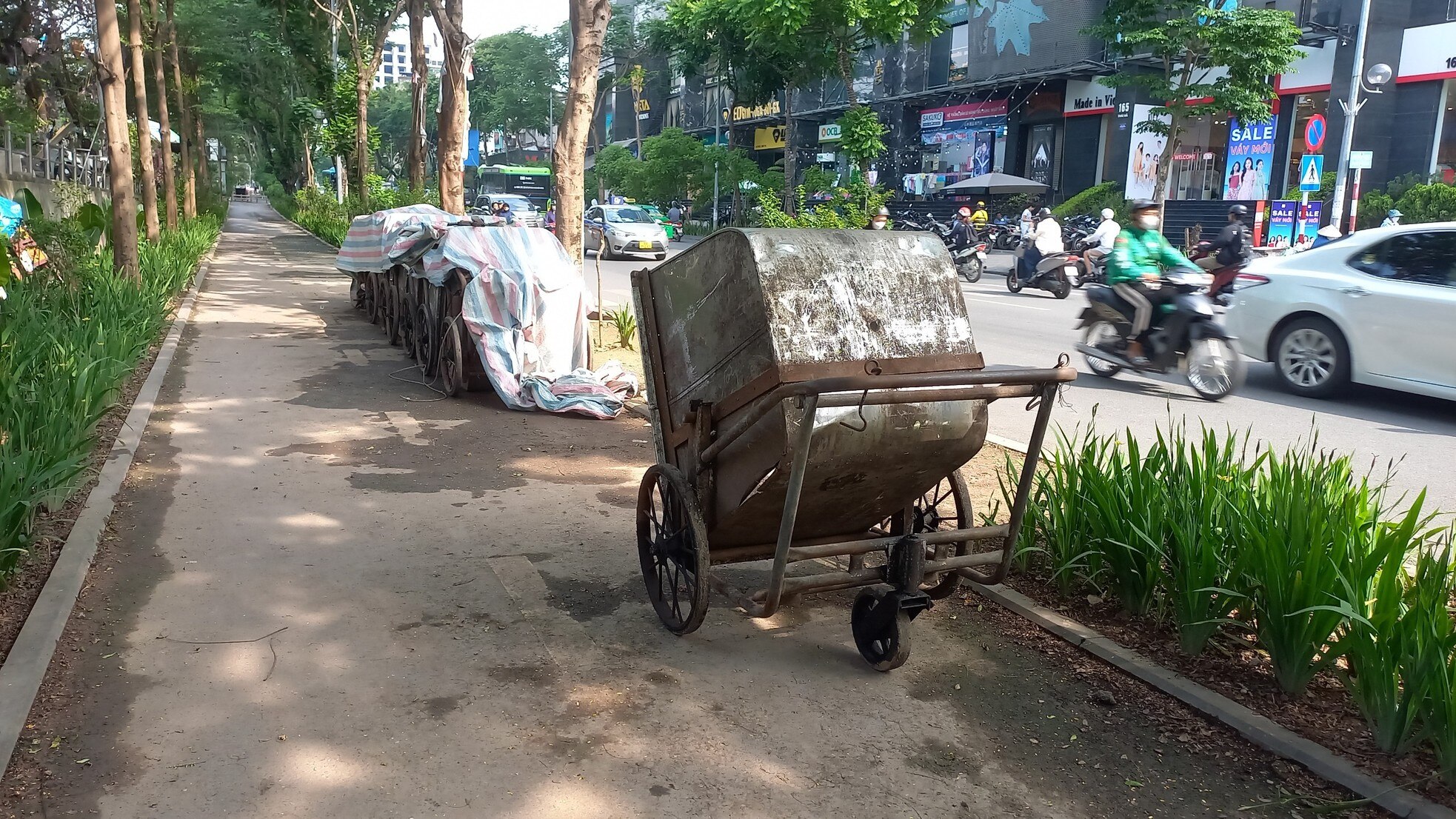 Cận cảnh các tuyến đường đi bộ tại Hà Nội thành bãi trông xe, tập kết rác ảnh 13
