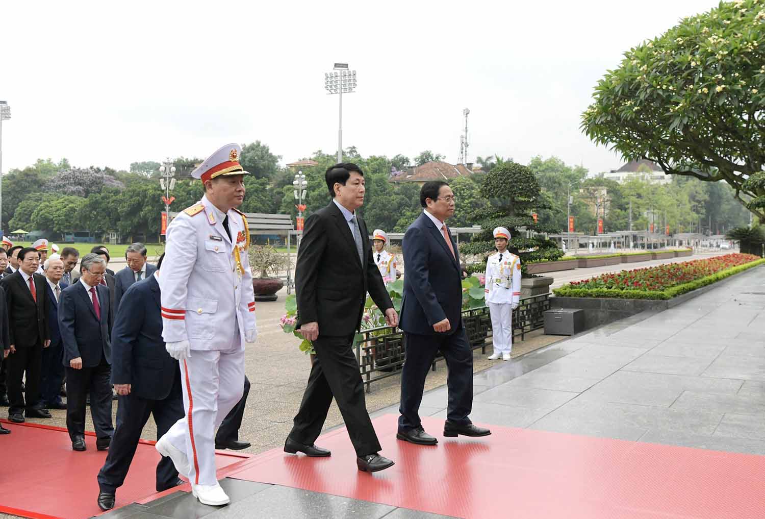 Các lãnh đạo, nguyên lãnh đạo Đảng, Nhà nước vào Lăng viếng Chủ tịch Hồ Chí Minh. Ảnh: Hải Nguyễn 