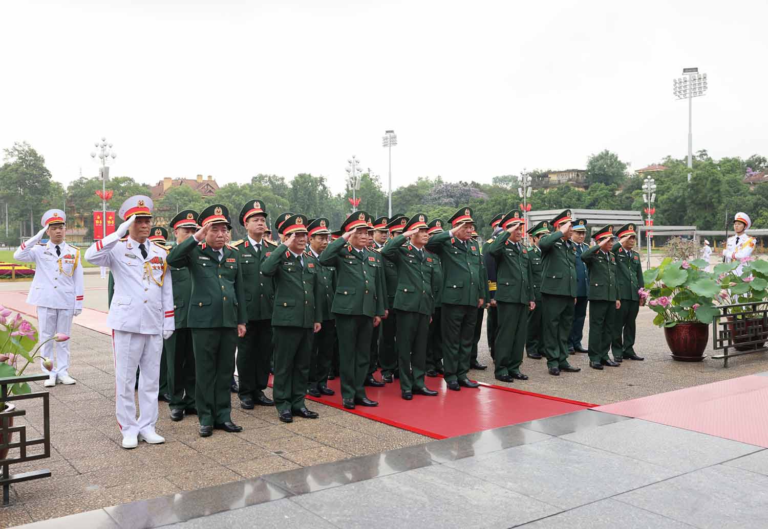 Đoàn đại biểu Quân ủy Trung ương - Bộ Quốc phòng vào Lăng viếng Bác. Ảnh: Hải Nguyễn  